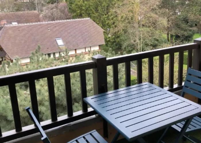 T2 With Balcony Near 公寓 *