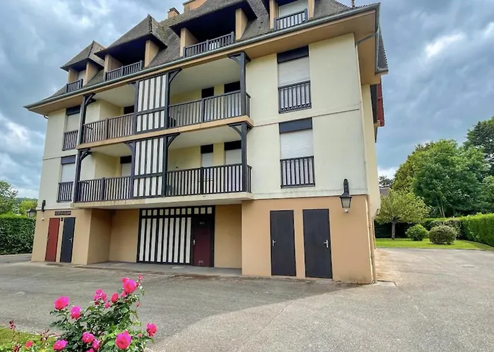 T2 With Balcony Near 公寓 *