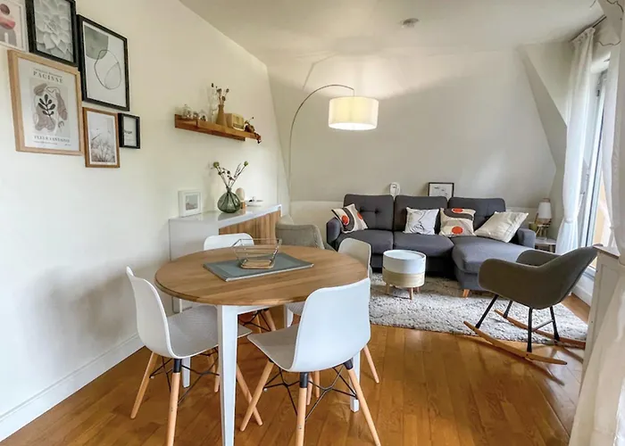 T2 With Balcony Near 公寓 *